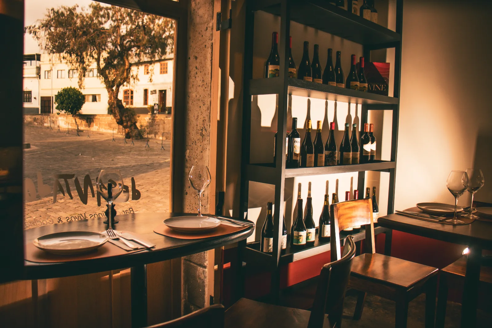 vinos-local-calidez-decantador-arequipa